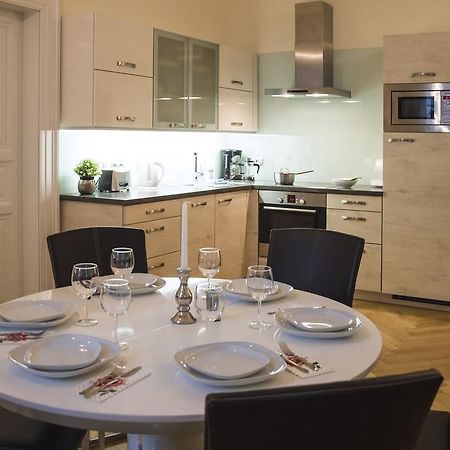 Modern Apartment Vsehrdova Praha Bagian luar foto
