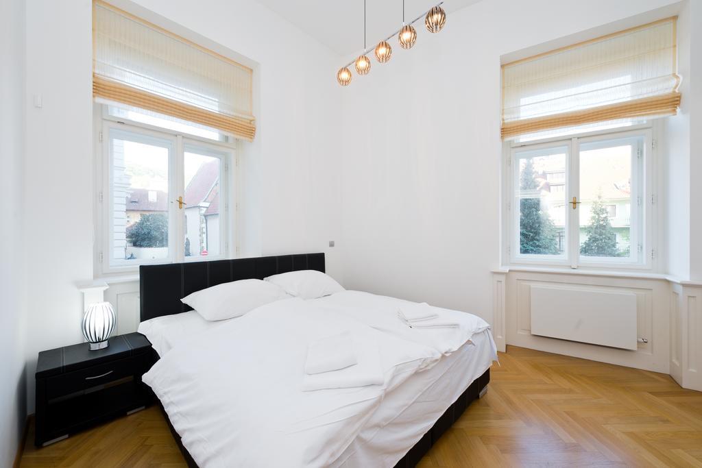 Modern Apartment Vsehrdova Praha Ruang foto