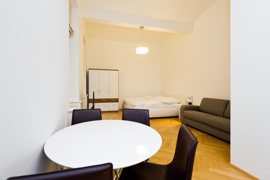 Modern Apartment Vsehrdova Praha Ruang foto
