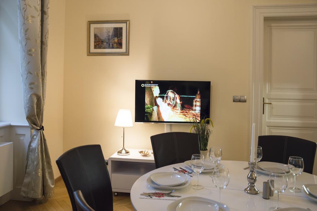 Modern Apartment Vsehrdova Praha Bagian luar foto