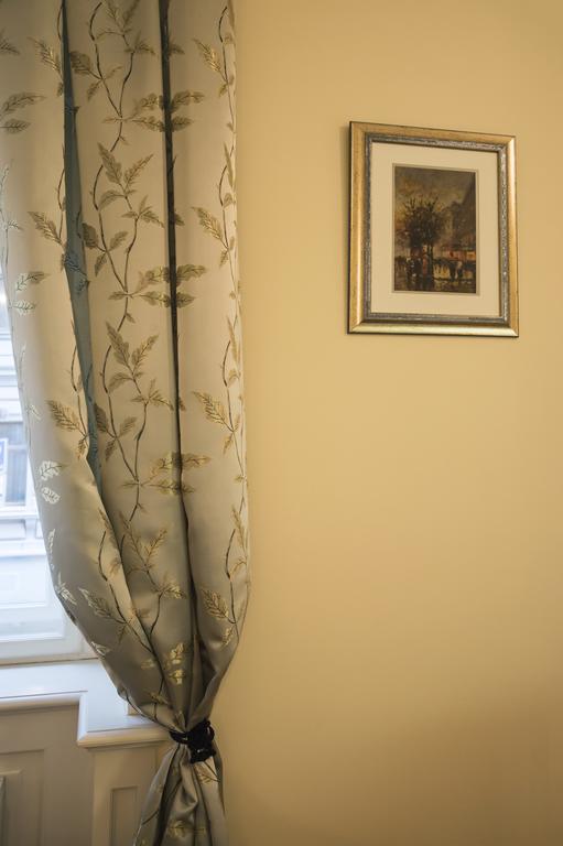 Modern Apartment Vsehrdova Praha Bagian luar foto