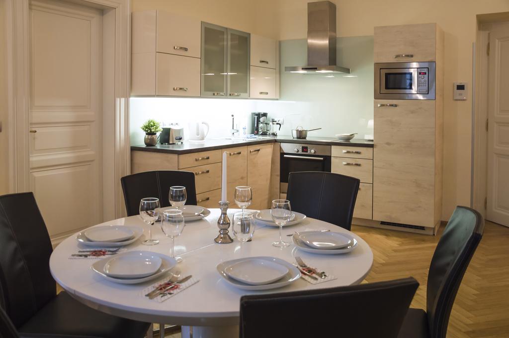 Modern Apartment Vsehrdova Praha Bagian luar foto