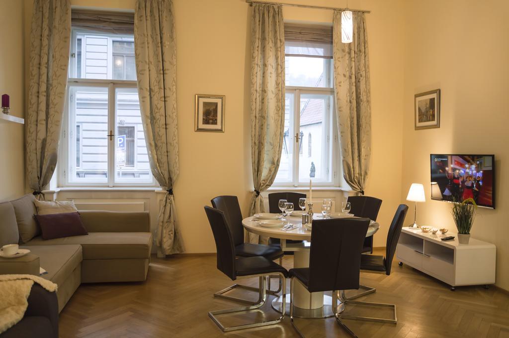 Modern Apartment Vsehrdova Praha Bagian luar foto