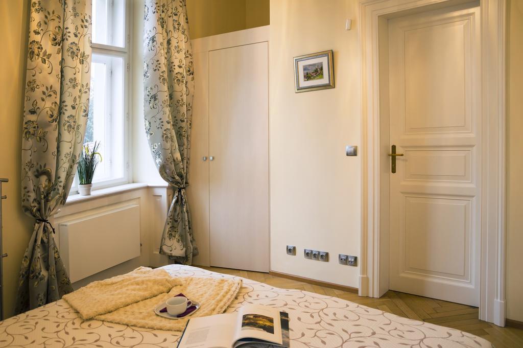 Modern Apartment Vsehrdova Praha Bagian luar foto