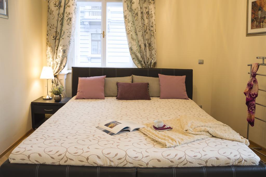 Modern Apartment Vsehrdova Praha Bagian luar foto