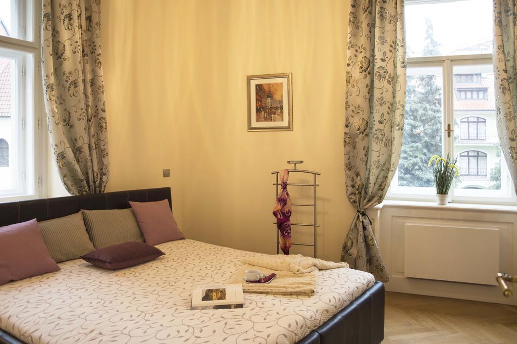 Modern Apartment Vsehrdova Praha Bagian luar foto