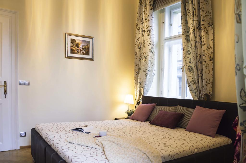 Modern Apartment Vsehrdova Praha Bagian luar foto