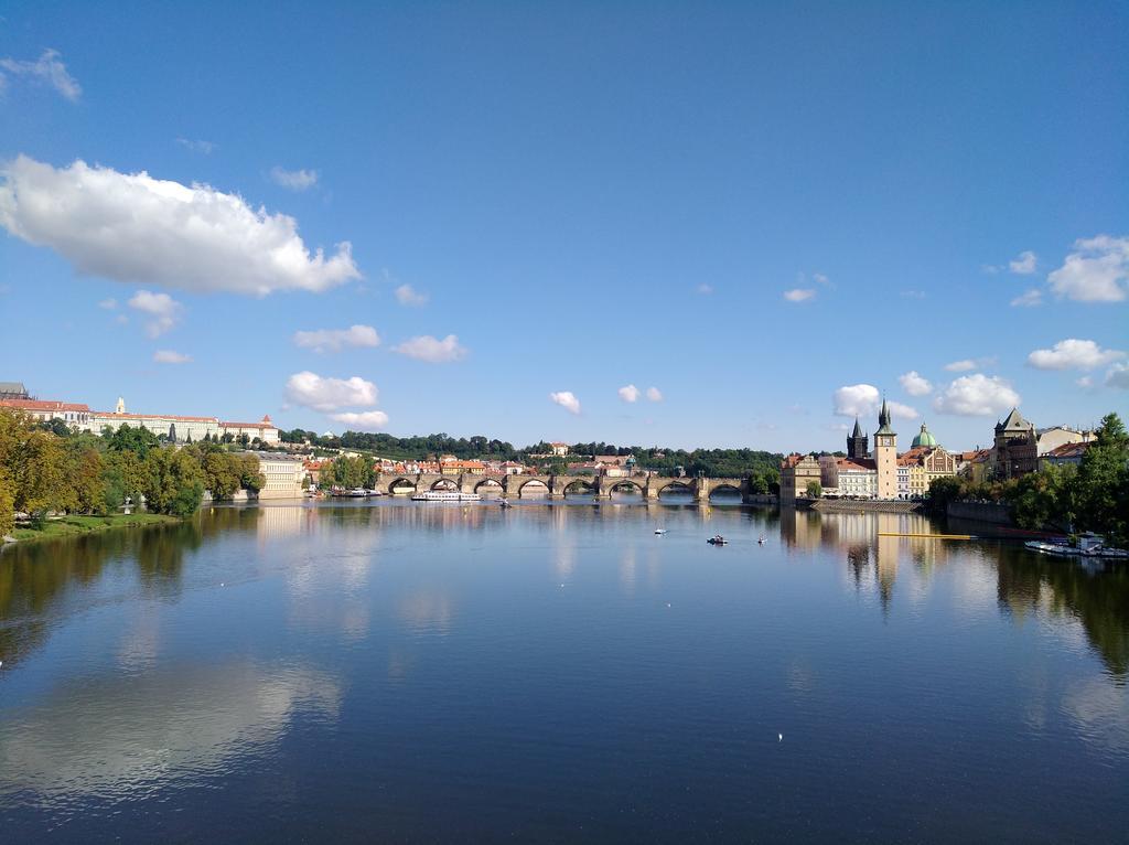 Modern Apartment Vsehrdova Praha Bagian luar foto