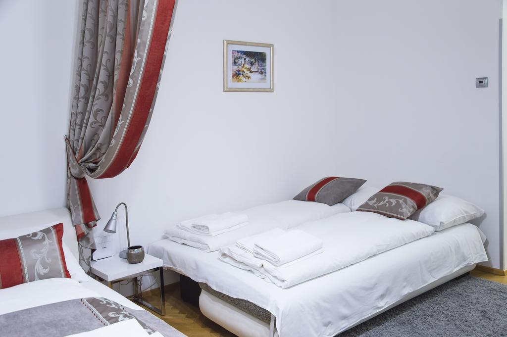 Modern Apartment Vsehrdova Praha Bagian luar foto