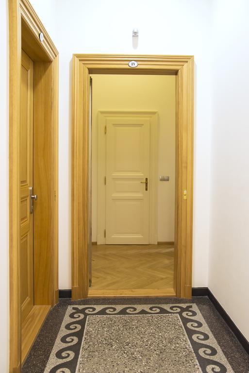 Modern Apartment Vsehrdova Praha Bagian luar foto