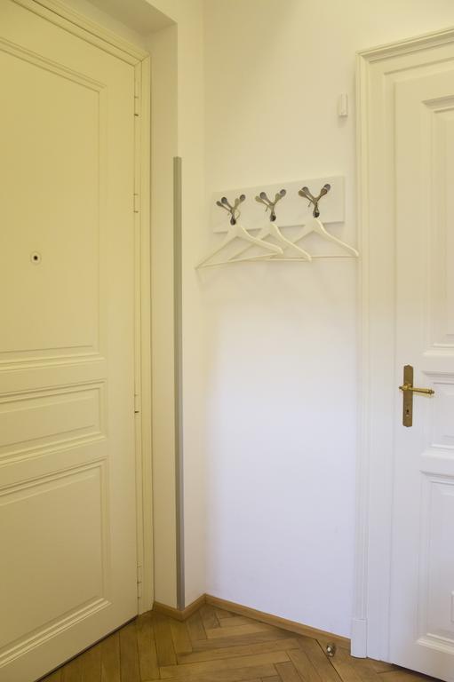 Modern Apartment Vsehrdova Praha Bagian luar foto