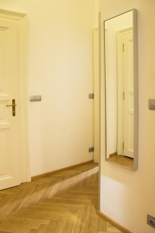 Modern Apartment Vsehrdova Praha Bagian luar foto