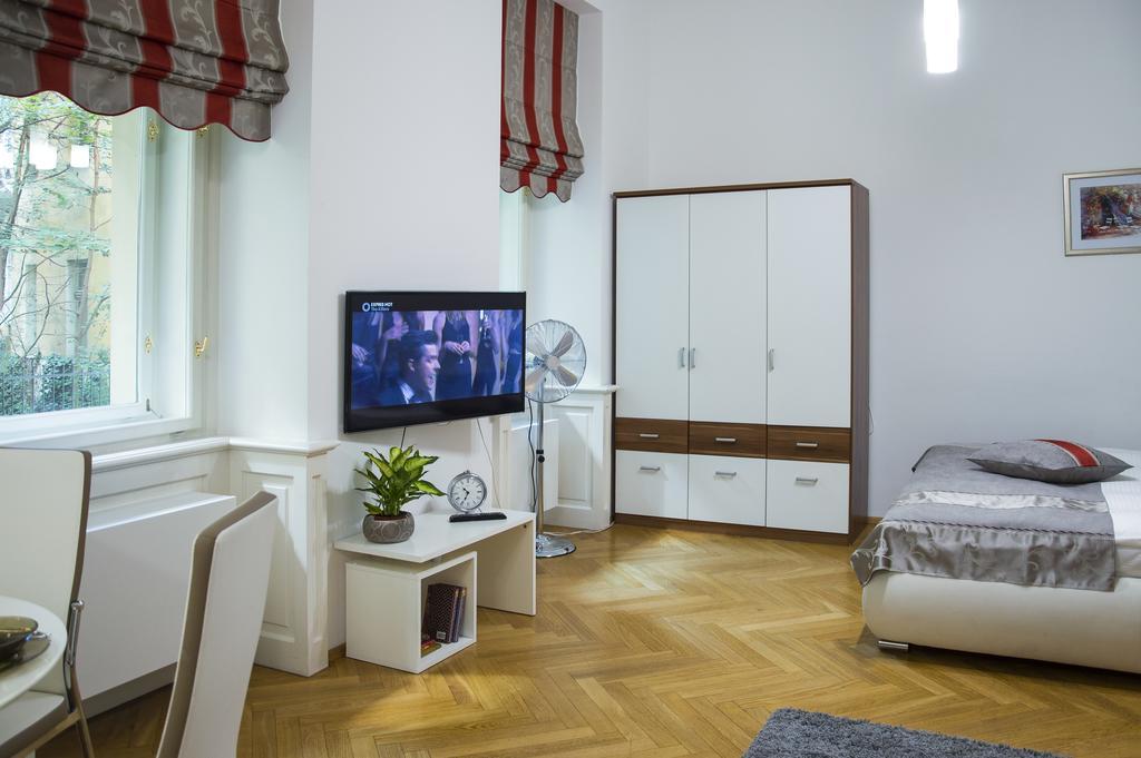 Modern Apartment Vsehrdova Praha Bagian luar foto